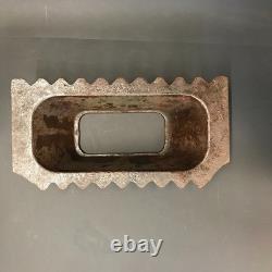 1944 Seconde Guerre mondiale Armée allemande Bouclier en métal Monté sur bunker en rondins de bois pour tir