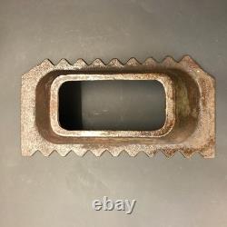 1944 Seconde Guerre mondiale Armée allemande Bouclier en métal Monté sur bunker en rondins de bois pour tir