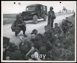 1944 Soldat de la 5ème armée américaine de la WWII avec un Luger, prisonniers de guerre allemands, photo originale de type 1