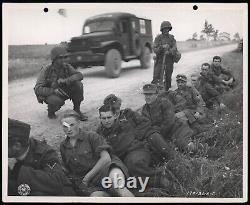 1944 Soldat de la 5ème armée américaine de la WWII avec un Luger, prisonniers de guerre allemands, photo originale de type 1