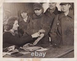 1945 Fille à Berlin Démobilisation de l'Armée Allemande WWII RARE L184C