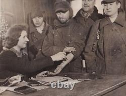 1945 Fille à Berlin Démobilisation de l'Armée Allemande WWII RARE L184C