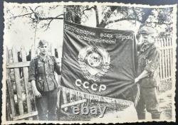 ARMÉE ALLEMANDE DE LA WWII DEUX SOLDATS AVEC UN DRAPEAU RUSSE PHOTO Photo d'archive vintage