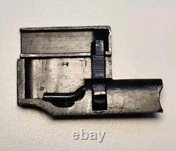 Assemblage du côté de la plaque latérale du pistolet Luger 9mm DWM P08 allemand de la Seconde Guerre mondiale (B)