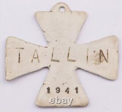 Bague allemande de la Seconde Guerre mondiale avec crâne, os et croix de fer estonienne de Tallin 1941. Art de tranchée de l'armée.