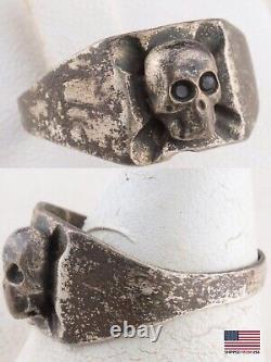 Bague de la Seconde Guerre mondiale de l'armée allemande Wehrmacht avec une croix de fer, le crâne et les soldats de l'armée allemande.