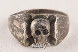 Bague de la Seconde Guerre mondiale de l'armée allemande Wehrmacht avec une croix de fer, le crâne et les soldats de l'armée allemande.