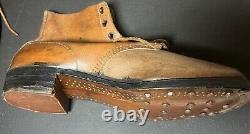 Bottes inachevées d'usine de l'armée allemande de la Seconde Guerre mondiale fin de guerre 1945