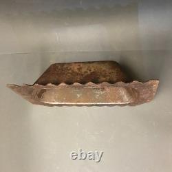 Bouclier métallique de garde de l'armée allemande de 1944, monté sur bunker avec des rondins de bois pour tirer.