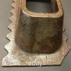 Bouclier métallique de garde de l'armée allemande de 1944, monté sur bunker avec des rondins de bois pour tirer.