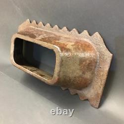 Bouclier métallique de garde de l'armée allemande de 1944, monté sur bunker avec des rondins de bois pour tirer.