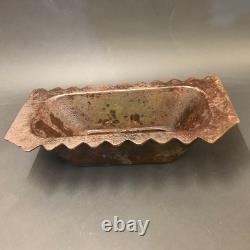 Bouclier métallique de garde de l'armée allemande de 1944, monté sur bunker avec des rondins de bois pour tirer.