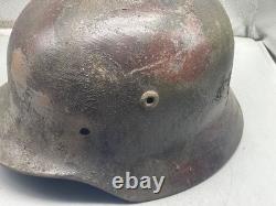 Casque M40 de l’armée allemande de la Seconde Guerre mondiale, peint modernement en camouflage style Normandie, taille 64 Casque M40 de l’armée allemande de la Seconde Guerre mondiale, peint modernement en camouflage style Normandie, taille 64