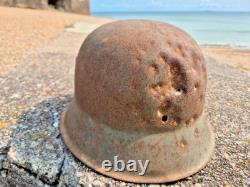 Casque M42 de l'armée allemande de la Seconde Guerre mondiale, bonne peinture, dommages de bataille, tampon, de la visite en Normandie