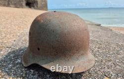 Casque M42 de l'armée allemande de la Seconde Guerre mondiale, bonne peinture, dommages de bataille, tampon, de la visite en Normandie