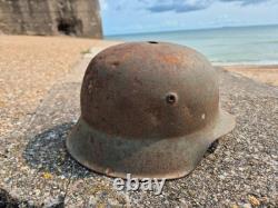 Casque M42 de l'armée allemande de la Seconde Guerre mondiale, bonne peinture, dommages de bataille, tampon, de la visite en Normandie