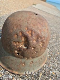 Casque M42 de l'armée allemande de la Seconde Guerre mondiale, bonne peinture, dommages de bataille, tampon, de la visite en Normandie
