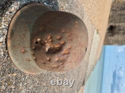 Casque M42 de l'armée allemande de la Seconde Guerre mondiale, bonne peinture, dommages de bataille, tampon, de la visite en Normandie