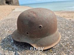 Casque M42 de l'armée allemande de la Seconde Guerre mondiale, bonne peinture, dommages de bataille, tampon, de la visite en Normandie