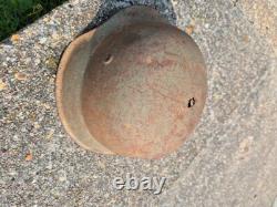 Casque M42 de l'armée allemande de la Seconde Guerre mondiale, bonne peinture, dommages de bataille, tampon, de la visite en Normandie