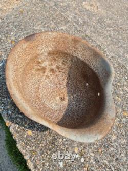 Casque M42 de l'armée allemande de la Seconde Guerre mondiale, bonne peinture, dommages de bataille, tampon, de la visite en Normandie