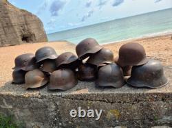 Casque M42 de l'armée allemande de la Seconde Guerre mondiale, bonne peinture, dommages de bataille, tampon, de la visite en Normandie