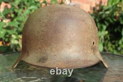 Casque M42 de l'armée allemande de la Seconde Guerre mondiale, bonne peinture, dommages de bataille, tampon, de la visite en Normandie