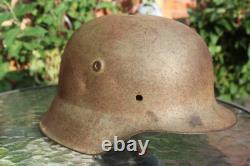 Casque M42 de l'armée allemande de la Seconde Guerre mondiale, bonne peinture, dommages de bataille, tampon, de la visite en Normandie