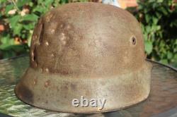 Casque M42 de l'armée allemande de la Seconde Guerre mondiale, bonne peinture, dommages de bataille, tampon, de la visite en Normandie