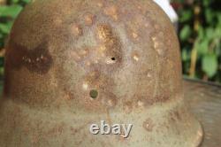 Casque M42 de l'armée allemande de la Seconde Guerre mondiale, bonne peinture, dommages de bataille, tampon, de la visite en Normandie