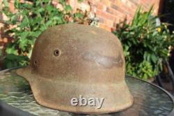 Casque M42 de l'armée allemande de la Seconde Guerre mondiale, bonne peinture, dommages de bataille, tampon, de la visite en Normandie