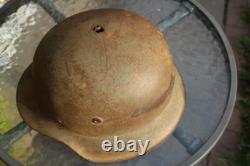 Casque M42 de l'armée allemande de la Seconde Guerre mondiale, bonne peinture, dommages de bataille, tampon, de la visite en Normandie