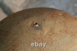 Casque M42 de l'armée allemande de la Seconde Guerre mondiale, bonne peinture, dommages de bataille, tampon, de la visite en Normandie
