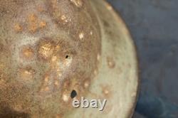 Casque M42 de l'armée allemande de la Seconde Guerre mondiale, bonne peinture, dommages de bataille, tampon, de la visite en Normandie