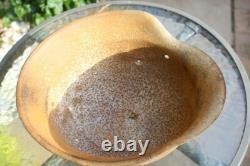 Casque M42 de l'armée allemande de la Seconde Guerre mondiale, bonne peinture, dommages de bataille, tampon, de la visite en Normandie