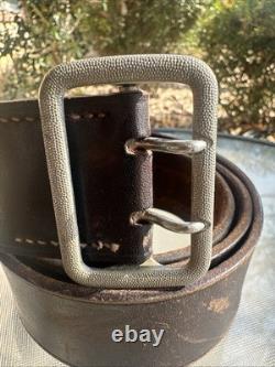 Ceinture en cuir marron d'officier de la Wehrmacht allemande de la Seconde Guerre mondiale, longueur 115 cm, largeur 4,5 cm.