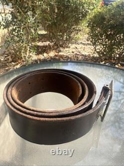 Ceinture en cuir marron d'officier de la Wehrmacht allemande de la Seconde Guerre mondiale, longueur 115 cm, largeur 4,5 cm.