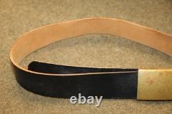 Ceinture en cuir noir de pantalon d'officier de l'armée allemande de la Seconde Guerre mondiale avec boucle à motif granuleux.