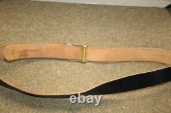 Ceinture en cuir noir de pantalon d'officier de l'armée allemande de la Seconde Guerre mondiale avec boucle à motif granuleux.