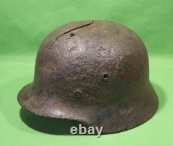 Coquille de casque de combat M-40 de l'armée allemande de la Seconde Guerre mondiale avec des fissures de concussion