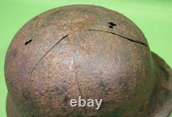 Coquille de casque de combat M-40 de l'armée allemande de la Seconde Guerre mondiale avec des fissures de concussion