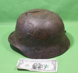 Coquille de casque de combat M-40 de l'armée allemande de la Seconde Guerre mondiale avec des fissures de concussion