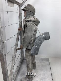 Diorama 1/6 Personnage personnalisé de soldat allemand de la Seconde Guerre mondiale en tant que prisonnier de guerre allié rêvant de son chez-soi