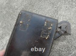 Étui en cuir noir original de l'armée allemande de la Seconde Guerre mondiale avec coupe-fils vendu tel quel