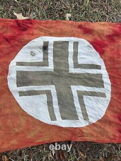 Grand drapeau d'identification de véhicule de la croix baltique de l'armée allemande de la Seconde Guerre mondiale.