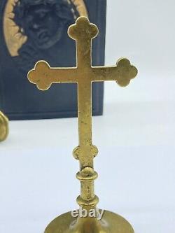 Manuel religieux des aumôniers allemands de la période de la Seconde Guerre mondiale, crucifix et ensemble d'autel