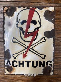 Panneau d'avertissement militaire de l'armée allemande de la Seconde Guerre mondiale : Attention, crâne et os croisés en porcelaine