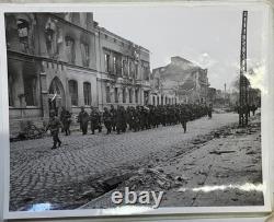 Photo du Corps des transmissions de l'armée américaine de la Seconde Guerre mondiale : prisonniers allemands, Zerbst, Allemagne, 63e division d'infanterie Photo du Corps des transmissions de l'armée américaine de la Seconde Guerre mondiale : prisonniers allemands, Zerbst, Allemagne, 63e division d'infanterie