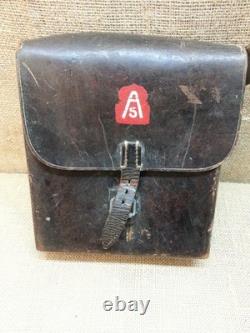 Poche à outils allemande de la Seconde Guerre mondiale avec un insigne de la 5e armée américaine peint dessus