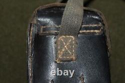 Rare Original WW2 German Army Black Leather K98 Gren. Lau. Kit Pouch 43 d, Empty<br/>
  	
 <br/>
Rareté originale de la Seconde Guerre mondiale de l'armée allemande : Pochette vide en cuir noir pour le kit de grenade K98 Gren. Lau. 43 d